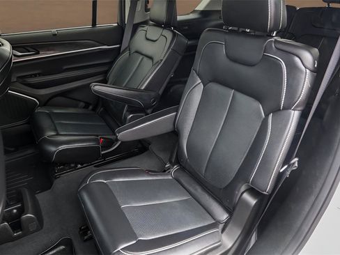 Used 2022 Jeep Grand Cherokee L Limited w/ Luxury Tech Group II image 19