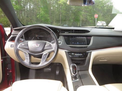 Used 2018 Cadillac XT5 Luxury w/ Driver Awareness Package image 10