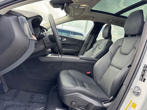 Used 2023 Volvo XC60 B5 Plus image 16