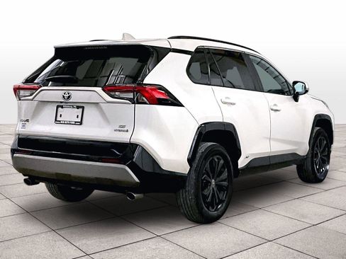 Used 2022 Toyota RAV4 SE w/ Convenience Package image 11