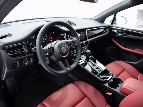 Certified 2026 Porsche Macan AWD/4WD image 4