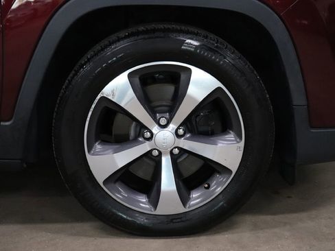 Used 2019 Jeep Cherokee Limited image 39