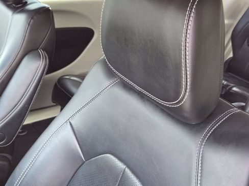 Used 2023 Chrysler Pacifica Touring-L FWD image 20