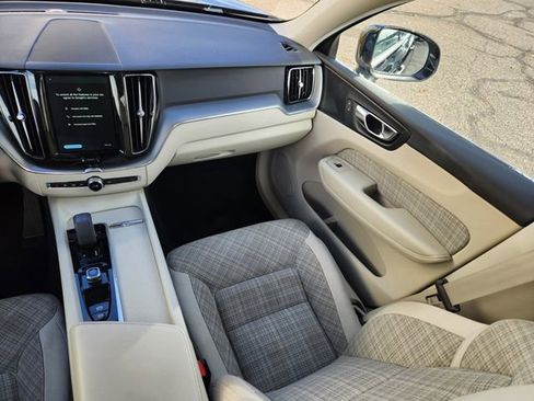 Certified 2022 Volvo XC60 B5 Momentum image 14
