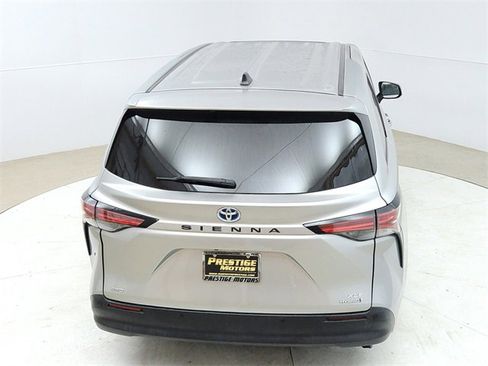 Used 2022 Toyota Sienna XLE image 18