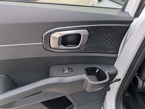 Used 2024 Kia Sorento S image 22