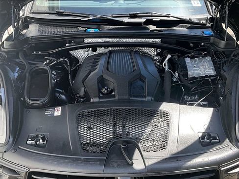 Certified 2025 Porsche Macan AWD/4WD image 15