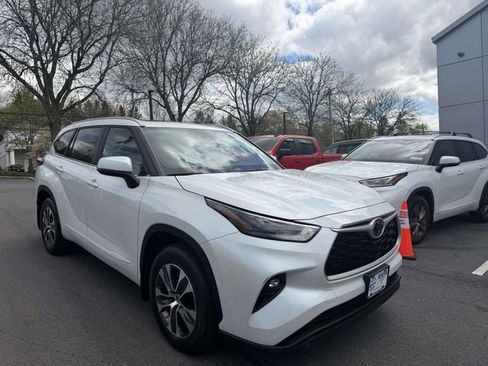 Used 2023 Toyota Highlander XLE image 2