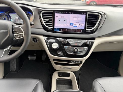 Used 2024 Chrysler Pacifica Touring-L image 21