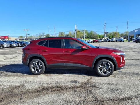Used 2025 Chevrolet Trax LT w/ LT Convenience Package FWD image 12