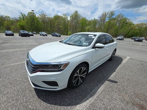 Used 2022 Volkswagen Passat 2.0T SE FWD image 2
