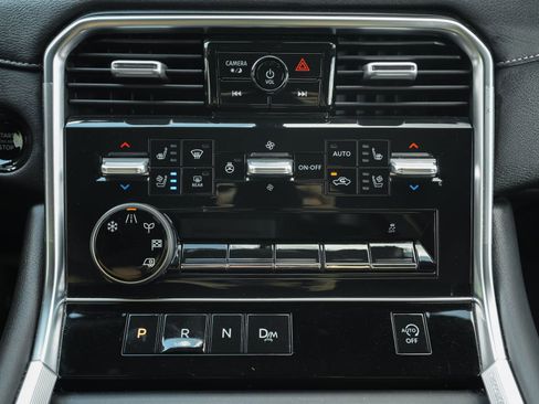 Used 2025 Nissan Armada Platinum image 16