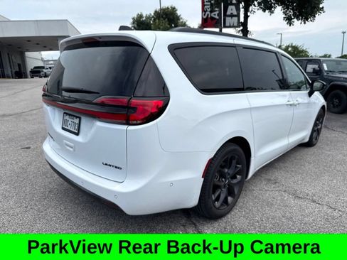 Used 2023 Chrysler Pacifica Limited w/ S Appearance Package FWD image 8