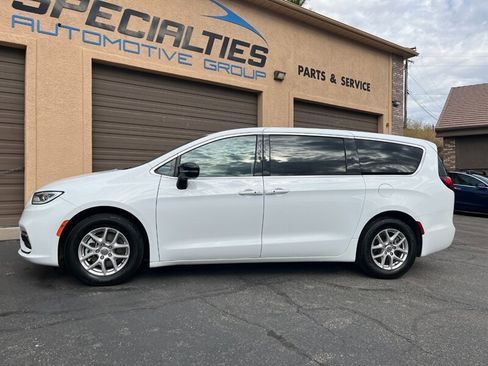 Used 2024 Chrysler Pacifica Touring-L FWD image 3