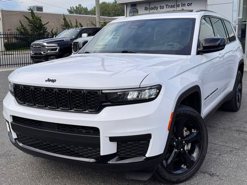 Used 2023 Jeep Grand Cherokee L Altitude AWD/4WD image 3
