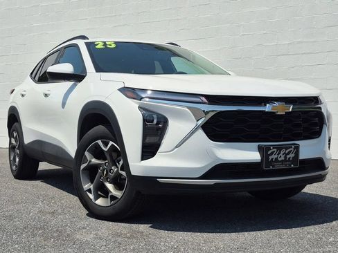 Used 2025 Chevrolet Trax LT w/ LT Convenience Package FWD image 2