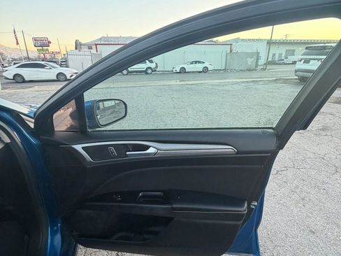 Used 2017 Ford Fusion SE w/ Fusion SE Technology Package image 15