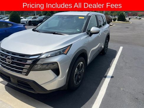 Used 2025 Nissan Rogue SV AWD/4WD image 2
