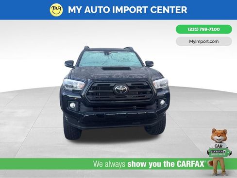 Used 2019 Toyota Tacoma TRD Sport image 2