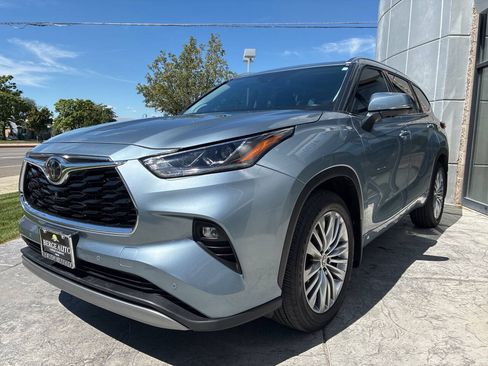 Used 2024 Toyota Highlander Platinum AWD/4WD image 3
