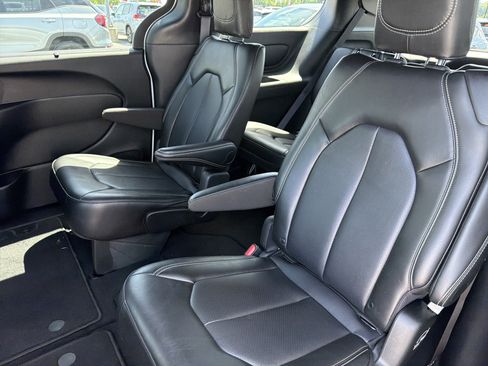 Used 2025 Chrysler Pacifica Select FWD image 12