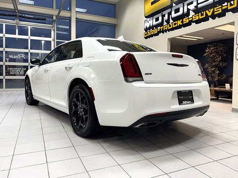 Used 2017 Chrysler 300 S image 4