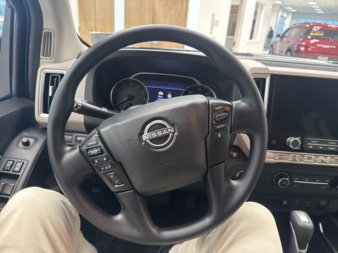 Used 2025 Nissan Frontier SV image 3