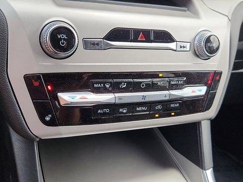 Used 2022 Ford Explorer XLT w/ Equipment Group 202A AWD/4WD image 16