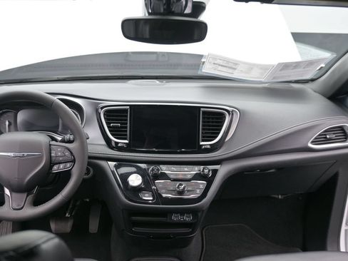 Used 2024 Chrysler Pacifica Limited FWD image 24