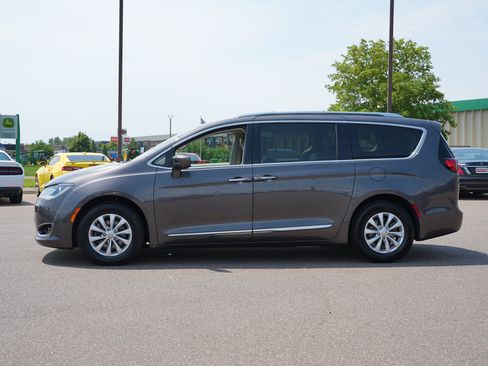 Used 2018 Chrysler Pacifica Touring-L Plus w/ Advanced Safetytec Group FWD image 6