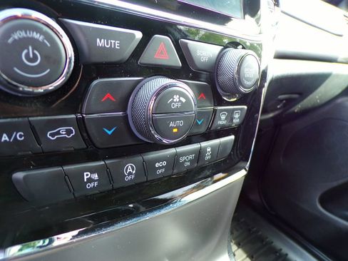 Used 2021 Jeep Grand Cherokee Laredo X AWD/4WD image 22
