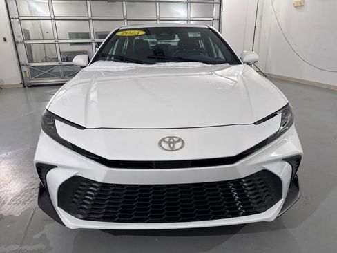 Used 2025 Toyota Camry SE image 3