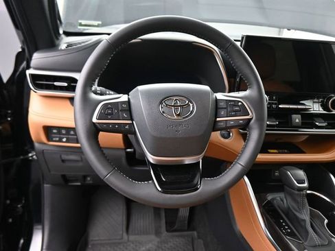 Used 2026 Toyota Highlander Platinum image 24