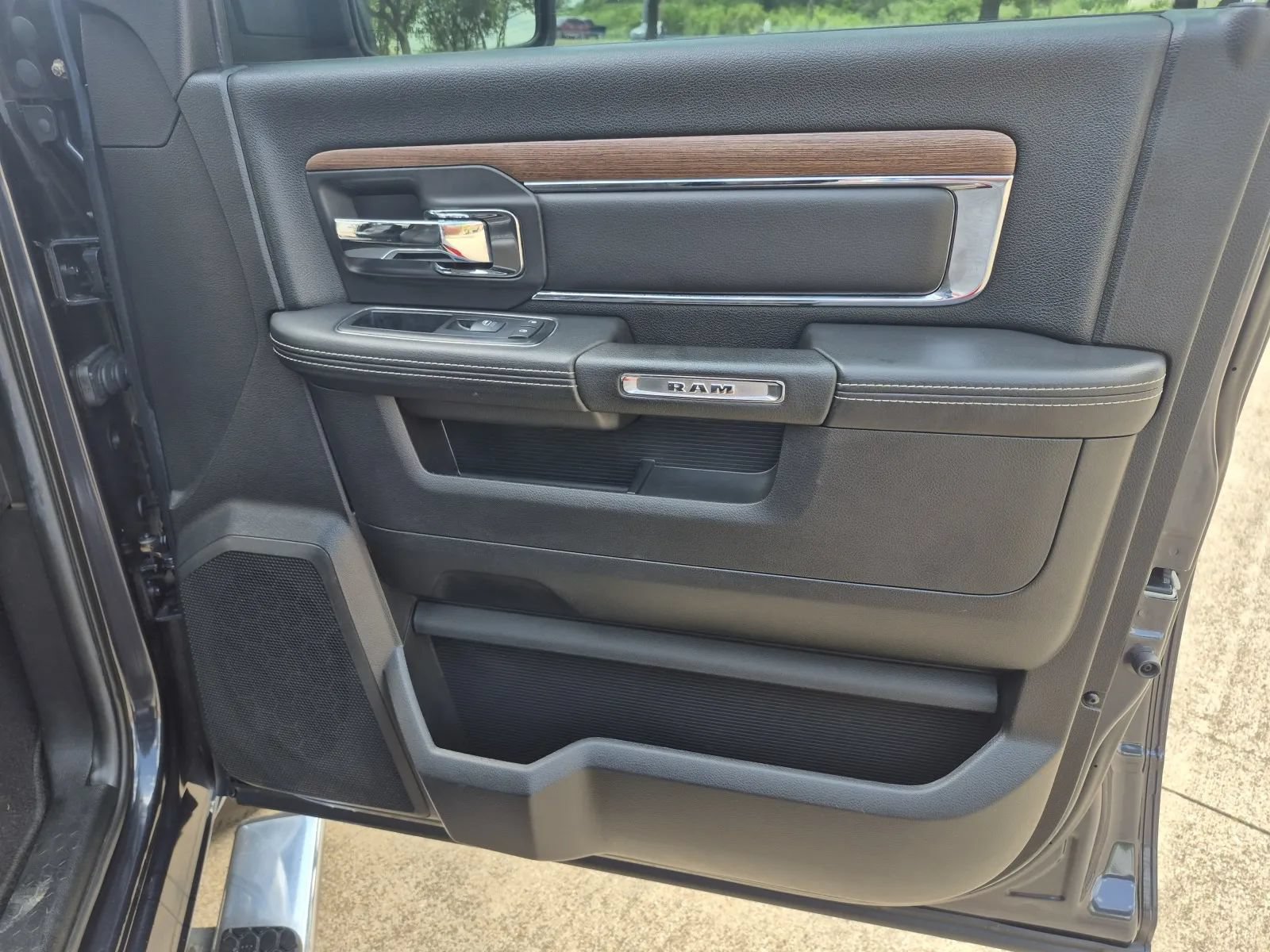 Used 2014 RAM 1500 Laramie RWD image 16