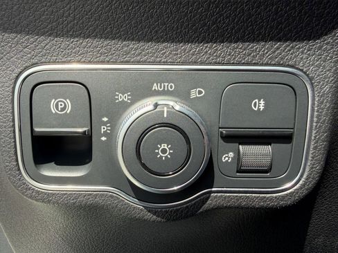 Used 2023 Mercedes-Benz EQB 300 4MATIC image 17