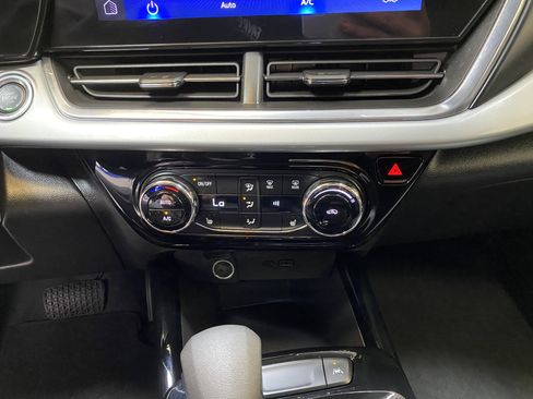 Used 2025 Chevrolet Trax LT w/ LT Convenience Package image 40