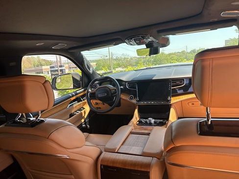 Used 2023 Jeep Grand Wagoneer Series III AWD/4WD image 17