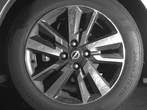 Used 2025 Nissan Versa SV FWD image 12