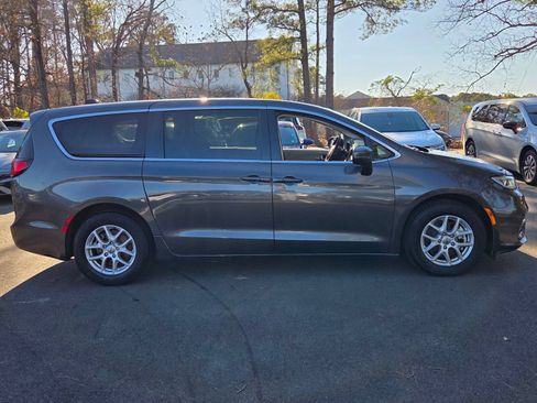 Used 2023 Chrysler Pacifica Touring-L FWD image 6
