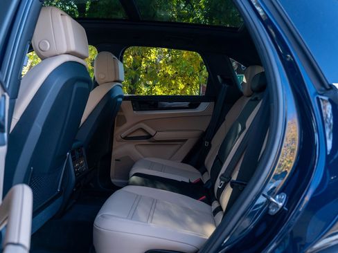 Certified 2025 Porsche Cayenne image 33