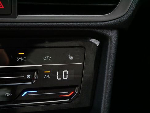 Certified 2025 Volkswagen Taos SE AWD/4WD image 29