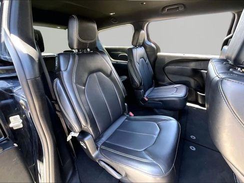 Used 2025 Chrysler Pacifica Select FWD image 17