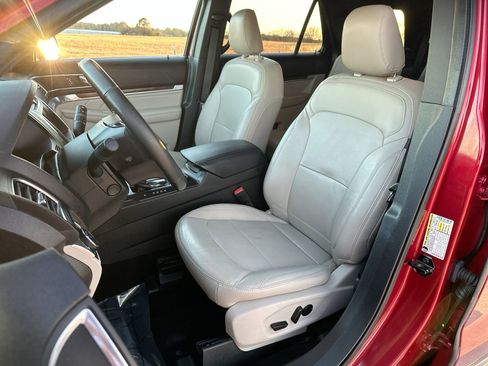 Used 2019 Ford Explorer Limited w/ Ford Safe & Smart Package image 11