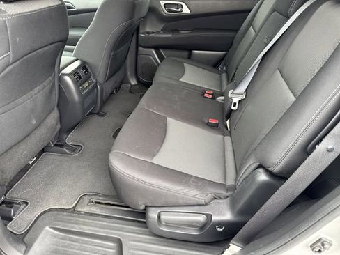 Used 2017 Nissan Pathfinder SV image 11