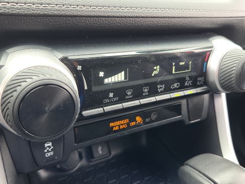 Used 2020 Toyota RAV4 LE FWD image 20