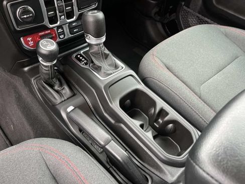 Used 2025 Jeep Wrangler Unlimited Rubicon AWD/4WD image 31