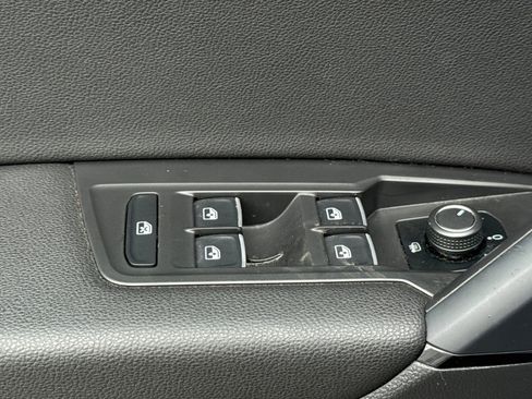 Used 2019 Volkswagen Tiguan SE FWD image 12