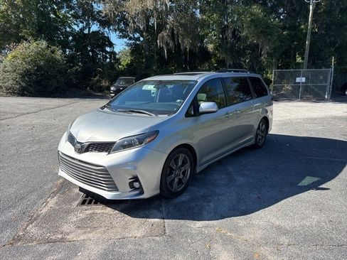 Used 2019 Toyota Sienna SE image 1