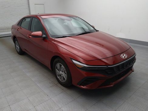 Used 2025 Hyundai Elantra SE FWD image 13