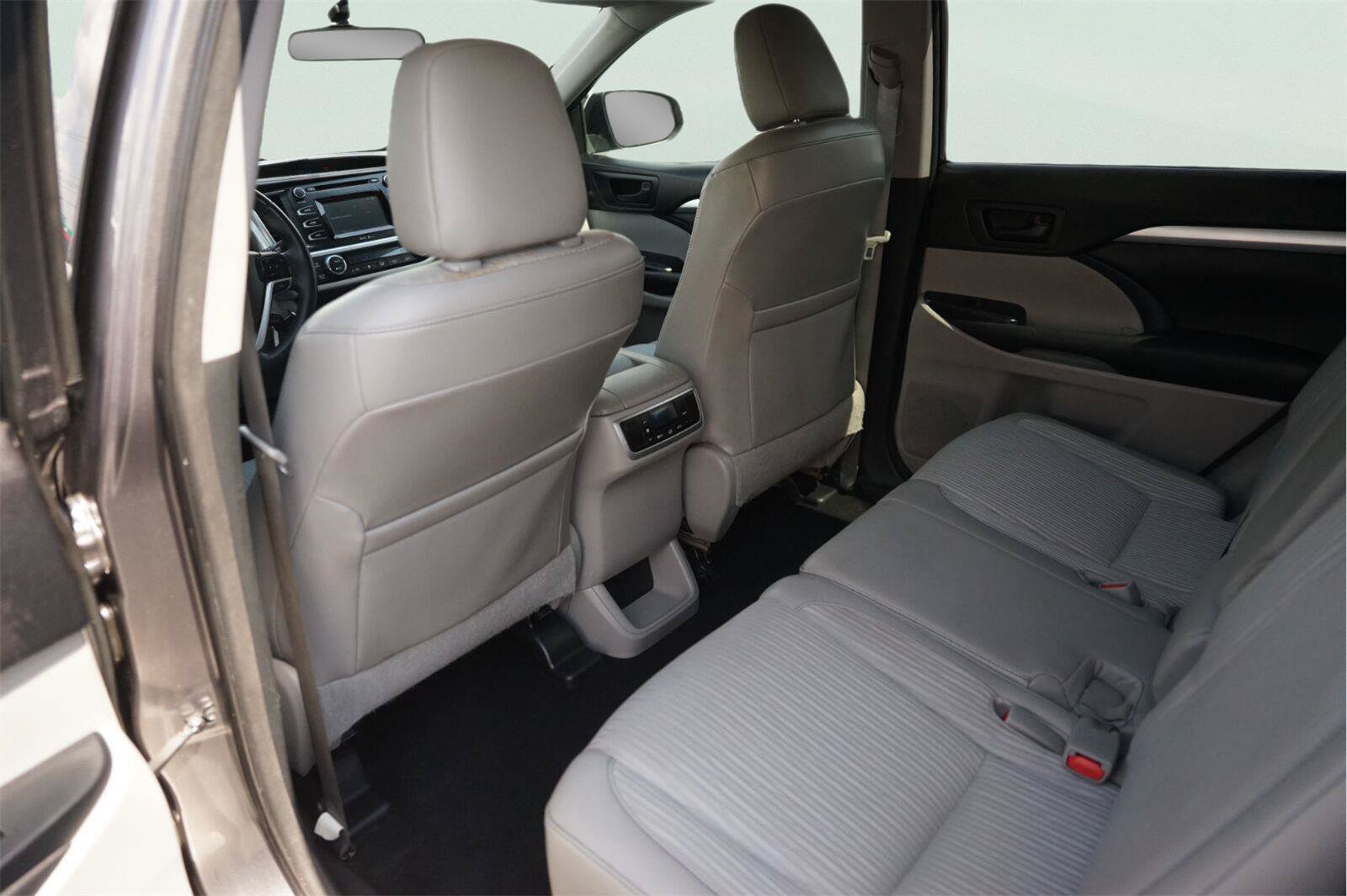 Used 2015 Toyota Highlander Plus FWD image 11